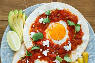 Meksika kahvaltı huevos rancheros: kızarmış yumurta salsa closeup Pan ile