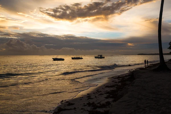Amanecer dorado sobre el océano en República Dominicana, Bavaro Beach — Foto de Stock