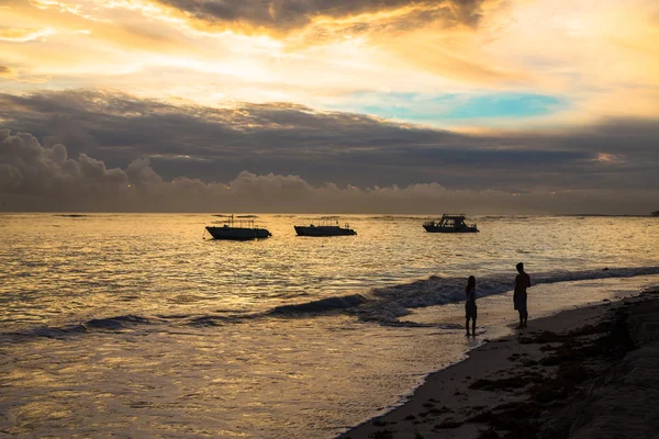 Colorido amanecer sobre el océano Atlántico. República Dominicana, Playa de Bavaro — Foto de Stock
