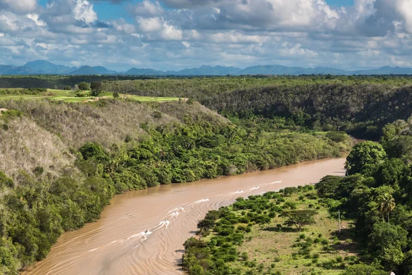 Тропическая река Чавон, Доминиканская Республика. вид сверху — стоковое фото