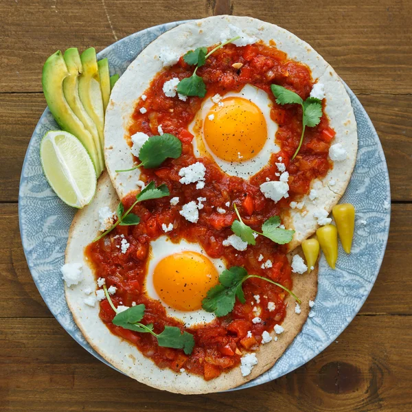 Huevos mexicanos de desayuno rancheros: huevo frito con salsa de primer plano en la sartén —  Fotos de Stock