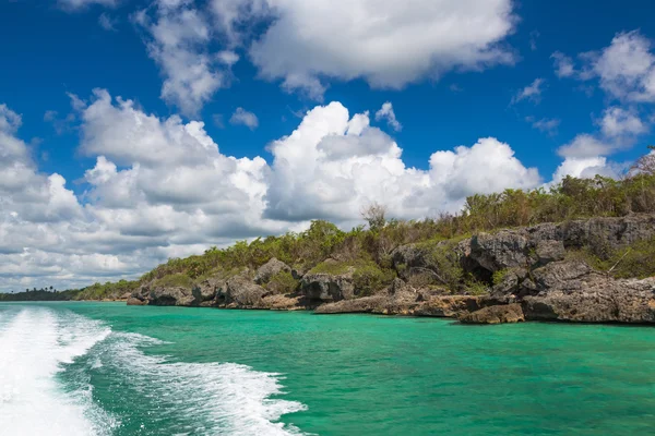 Stone shoreisland in the Caribbean Sea. — Stock Photo, Image