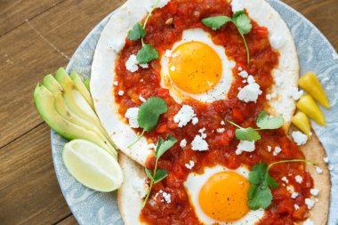 Huevos rancheros dilimlenmiş avokado ile closeup