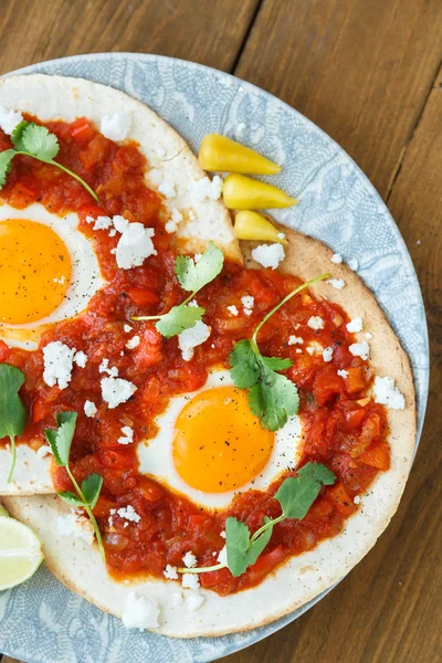 Vértes huevos rancheros szeletelt avokádóval — Stock Fotó