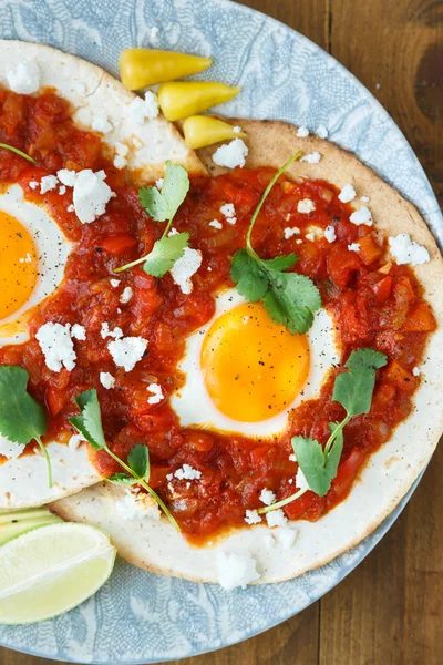 Mexikói reggeli huevos rancheros: sült tojást a serpenyőben salsa closeup — Stock Fotó