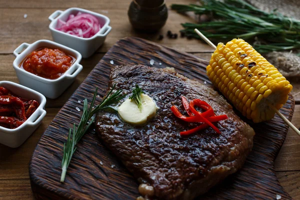 Délicieux steak de boeuf sur table en bois, gros plan — Photo