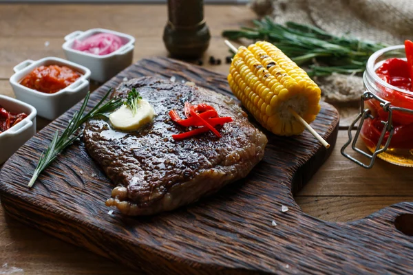 Délicieux steak de boeuf sur table en bois, gros plan — Photo