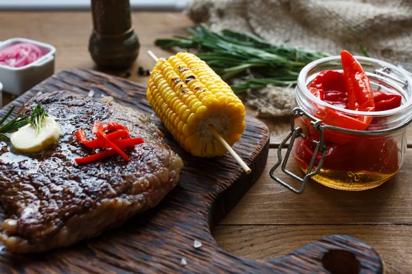 Délicieux steak de boeuf sur table en bois, gros plan — Photo