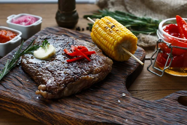 Steak de boeuf sur une table en bois . — Photo