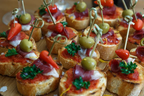 Pinchos, tapas, canapés españoles, comida para los dedos — Foto de Stock