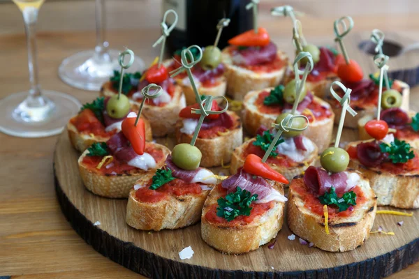 Pinchos, tapas, Spaanse canapeetjes, party hapjes — Stockfoto