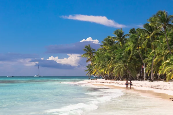 Caminhada de casal na praia da ilha tropical com céu ensolarado perfeito — Fotografia de Stock