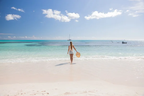 Chica parada en el agua mirando al mar, Saona — Foto de Stock