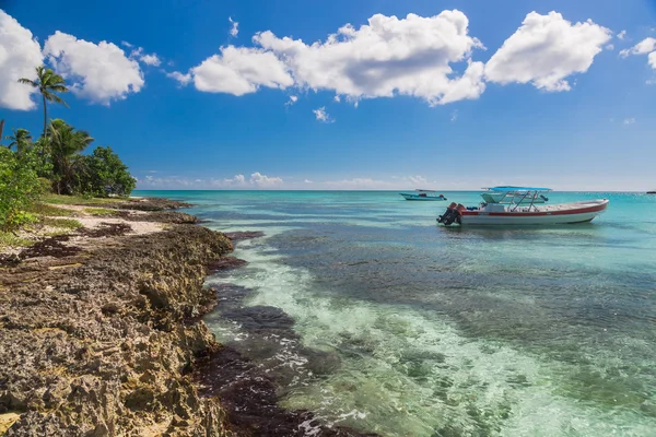 Barco cerca de Saona, Mar de Caribe — Foto de Stock