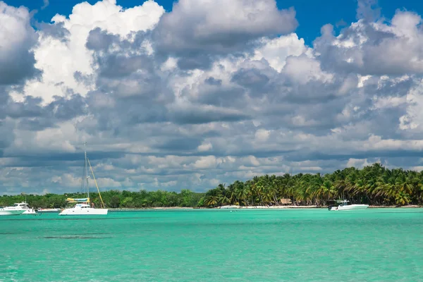 Vista do belo barco à vela ou iate ancorado ao lado da ilha verde . — Fotografia de Stock