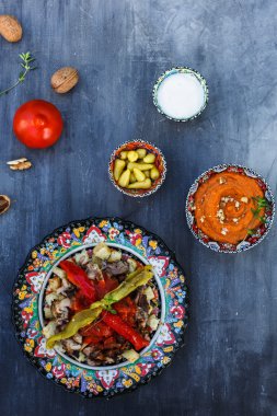 Geleneksel Türk Bursa iskender kebap döner kırmızı sos ve yoğurt ile servis