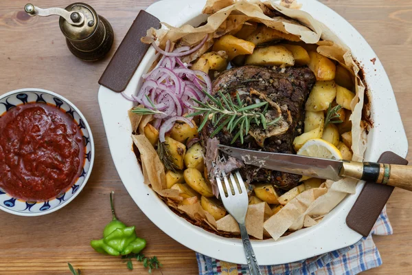 Клефтико - медленно приготовленный ягненок с овощами и сыром фета. Греческая кухня . — стоковое фото