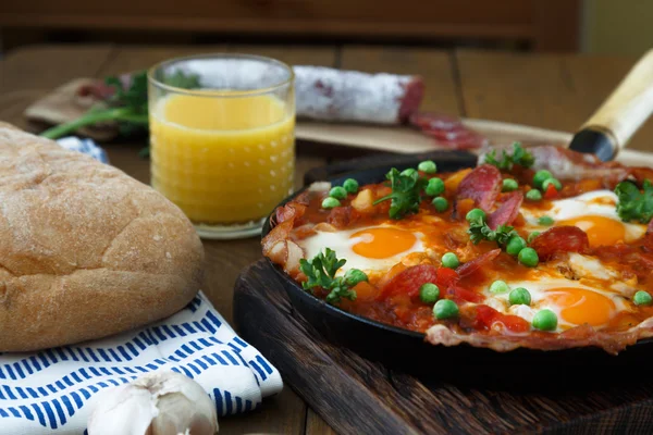 Dania kuchni hiszpańskiej. Jaja na warzywa, andaluzyjskim stylu. Huevos a La flamenca. — Zdjęcie stockowe
