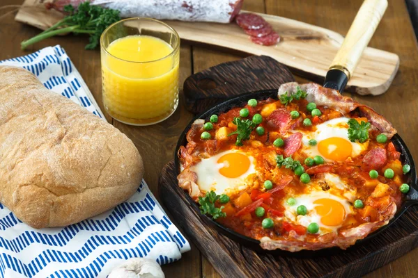 Huevos a la Flamenca o Huevos de Flamenco. Huevos escalfados en salsa de tomate . —  Fotos de Stock