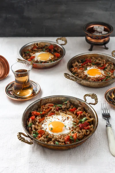 Kiumali yumurta, huevo frito con carne picada en la comida tradicional turca en una sartén —  Fotos de Stock