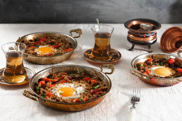 Kiumali yumurta, huevo frito con carne picada en la comida tradicional turca en una sartén —  Fotos de Stock