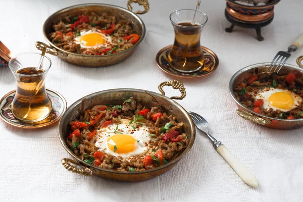 Huevo frito con carne picada en sartén tradicional turca —  Fotos de Stock