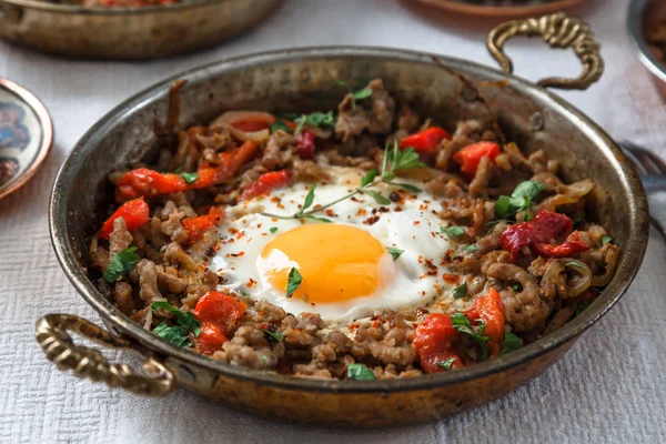 Huevo frito con carne picada en sartén tradicional turca —  Fotos de Stock