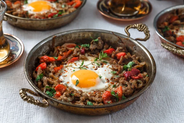 Huevo frito con carne picada en sartén tradicional turca —  Fotos de Stock