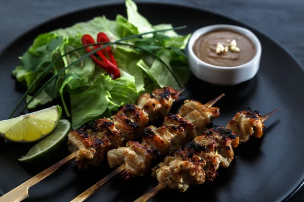 Kurczak satay popularne danie azjatyckie — Zdjęcie stockowe