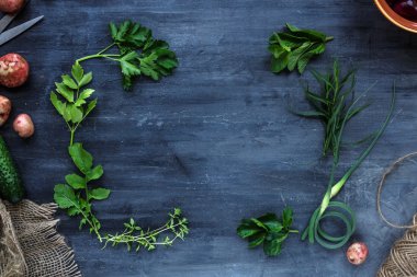 Taze otlar çerçeve koyu arka planda, üstten görünüm