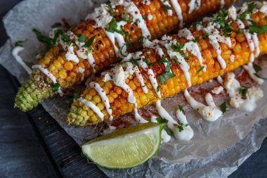 Nefis ızgara Meksika Mısır biber, kişniş ve limon ile