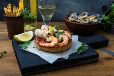 İspanyolca Tapas deniz ürünleri ile: karides ve kalamar