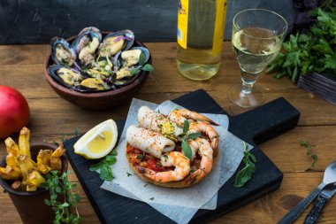 İspanyolca Tapas deniz ürünleri ile: karides ve kalamar
