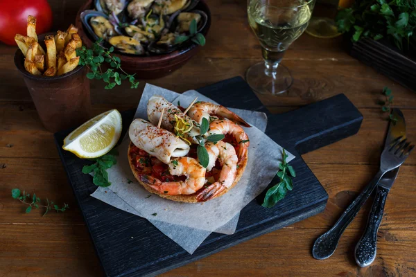 Calamares a la parrilla, camarones con mejillones al vapor, patatas fritas y vino — Foto de Stock