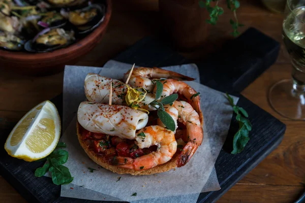 Calamares a la parrilla, camarones con mejillones al vapor, patatas fritas y vino — Foto de Stock