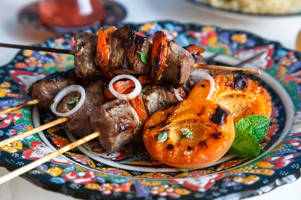 Geleneksel tabakta yoğurt kayısı ile marine edilmiş kuzu kebabı