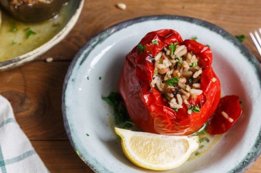 Pirinç ve sebze ile kırmızı biber dolması.