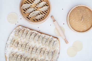 Bambu wickerwork un ve biber ile üzerinde çiğ hamur tatlısı