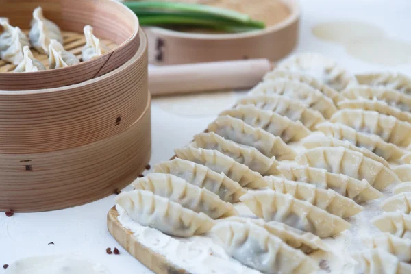 Raw Homemade Chinese Dumplings on Wooden Board — Stock Photo, Image