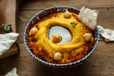 Beyaz ahşap zemin üzerinde kabak thume humus. Tonlama. seçici odak, Görünümü Kapat.