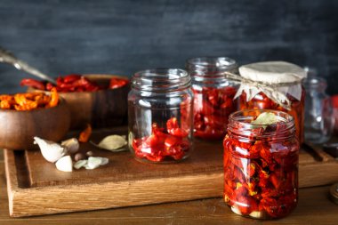 kurutulmuş domates ile otlar ve zeytinyağı kavanoz içinde