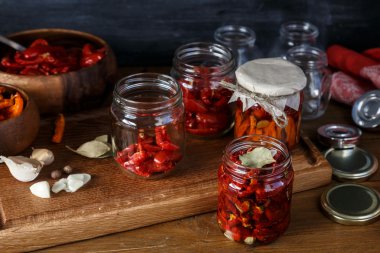 kurutulmuş domates ile otlar ve zeytinyağı kavanoz içinde