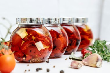 Cam kavanozda kurutulmuş domates.