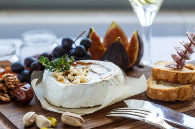 İncir, bal, üzüm ve fındık ile pişmiş camembert peyniri. Üstten Görünüm