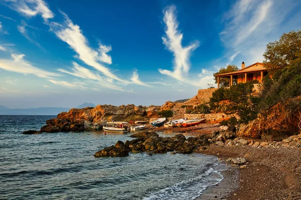 Malá kavárna na pláži s výhledem na moře, Řecko, Loutraki — Stock fotografie