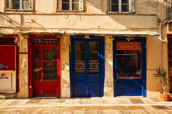 JUNE 2017, NAFFPLIO, GREECE - Traditional cozy greek street view in city Nafplio, Greece — Stock Photo, Image