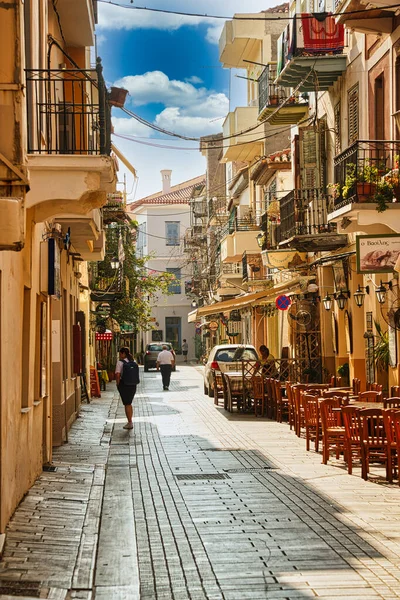 HAZİRAN 2017, NAFFPLIO, GREECE - Yunanistan 'ın Nafplio kentindeki geleneksel samimi Yunan sokak manzarası