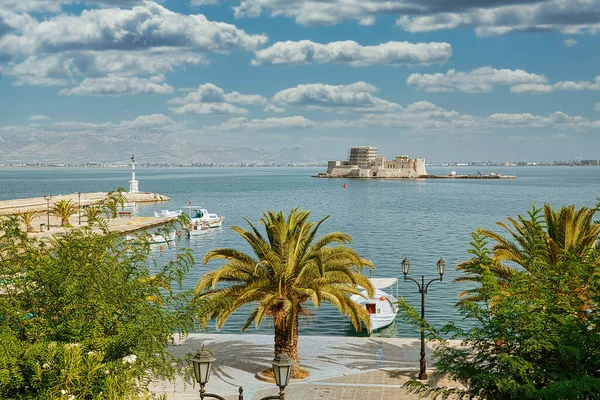 El castillo de Bourtzi en la isla en la costa de Nafplio, Grecia — Foto de Stock