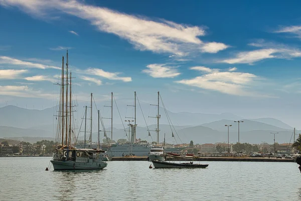 Pohled na krásný přístav Nafplio s jachtami a čluny — Stock fotografie