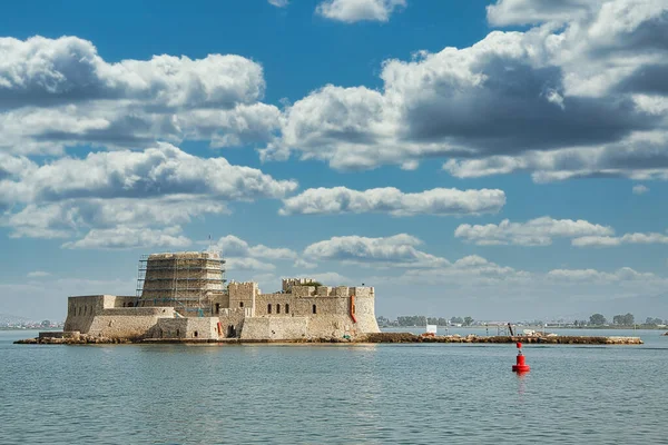 Bourtzi hrad na ostrově na pobřeží Nafplio, Řecko — Stock fotografie